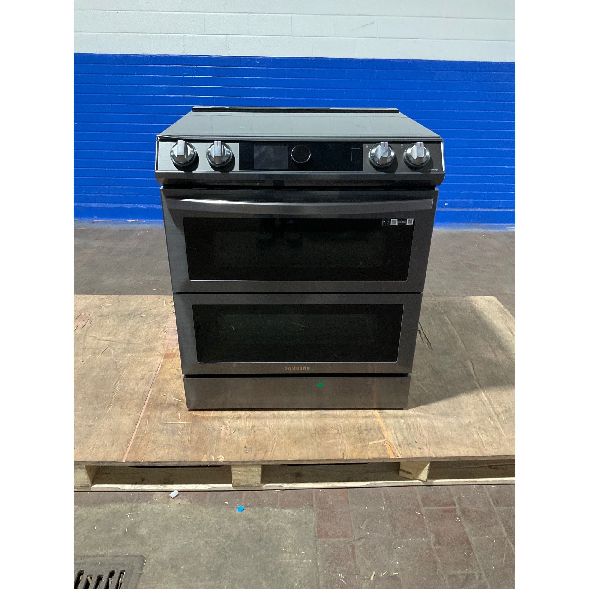 Samsung 6.3 Cu. Ft. Slide-In Dual Fuel Range with Smart Dial in